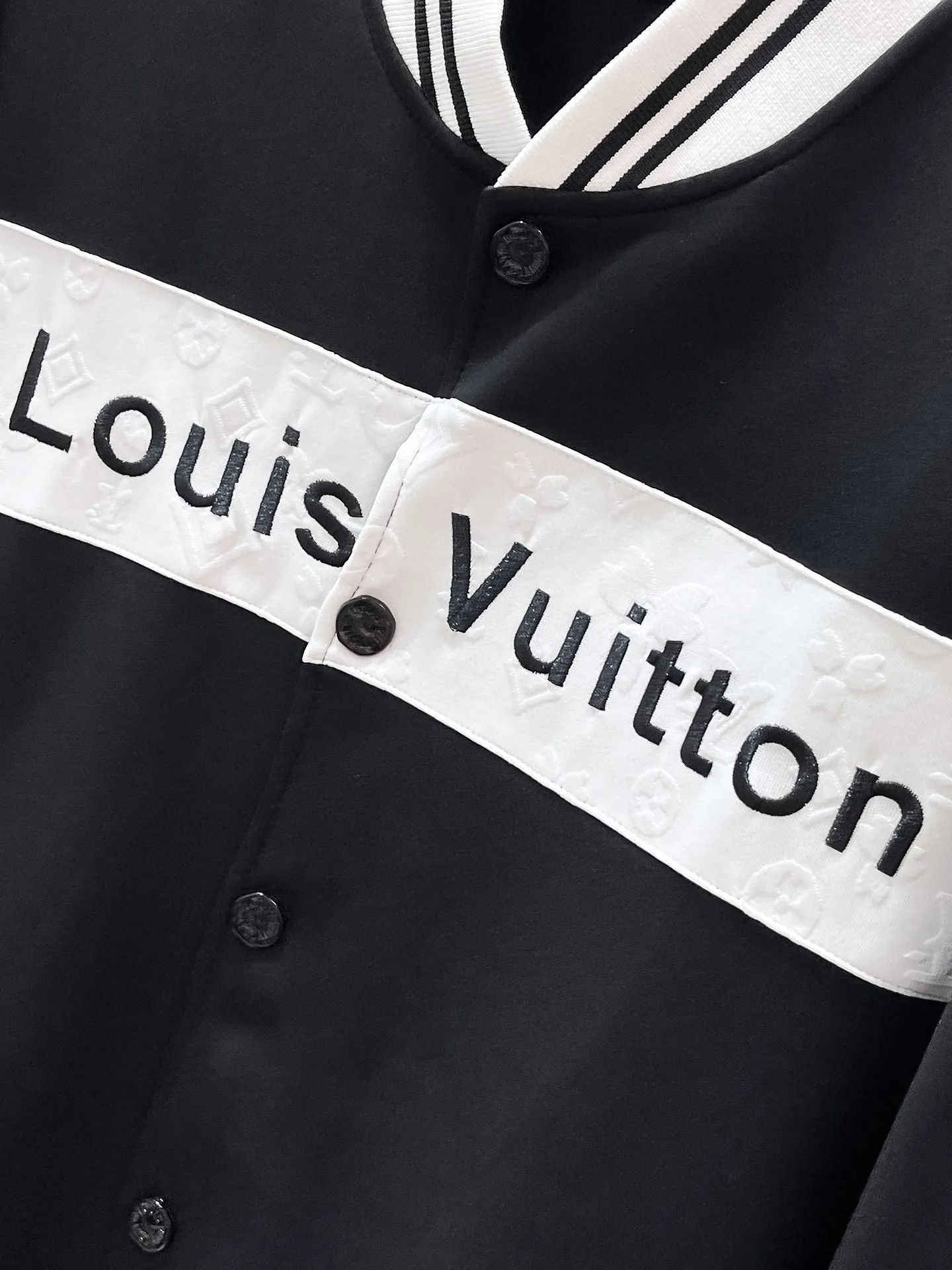 🅿️720 LV hot-selling suit is coming. Focus on the original version of the official website. 2025 new hot-selling cardigan suit. The original order is the best. 🇭🇰The meticulous work of top designers. It has a fitting and perfect upper body effect. All-natural high-quality Tencel Roman cotton 100%, close-fitting comfort, noble and elegant! Original hardware embodies elegance and nobility! Counter size: M-3XL (maximum wear up to 190 pounds)